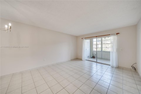 Copropriété à vendre à Pembroke Pines, Floride: 2 chambres, 85.47 m2 № 1028844 - photo 8