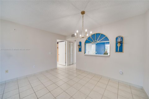 Copropriété à vendre à Pembroke Pines, Floride: 2 chambres, 85.47 m2 № 1028844 - photo 6