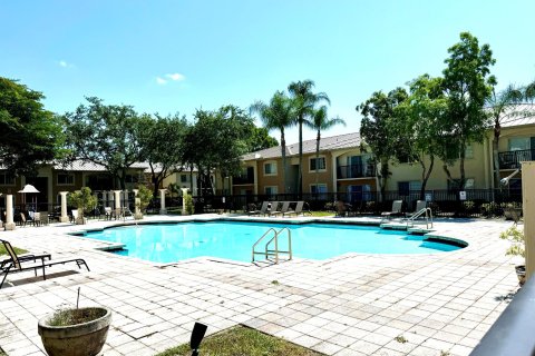 Condo in Royal Palm Beach, Florida, 3 bedrooms  № 1223228 - photo 2