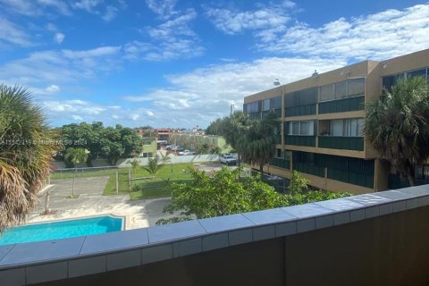 Condominio en venta en Hialeah, Florida, 1 dormitorio, 72.19 m2 № 1047458 - foto 8