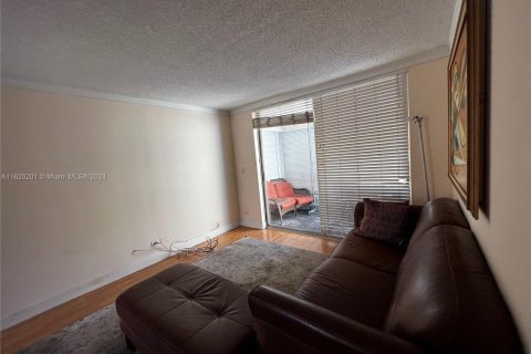 Condo in Miami, Florida, 2 bedrooms  № 1241343 - photo 1