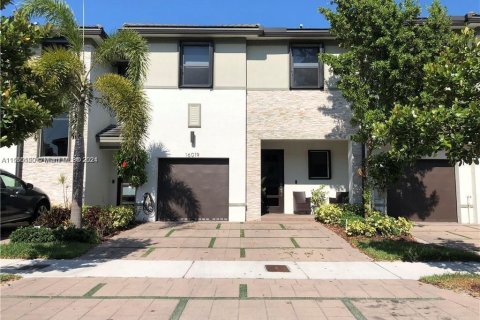 Townhouse in Miami Lakes, Florida 3 bedrooms, 161.93 sq.m. № 1377427 - photo 1