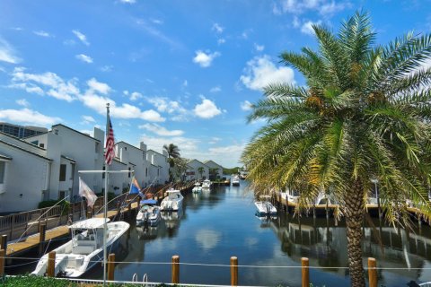 Townhouse in Highland Beach, Florida 3 bedrooms, 199.65 sq.m. № 1099017 - photo 9