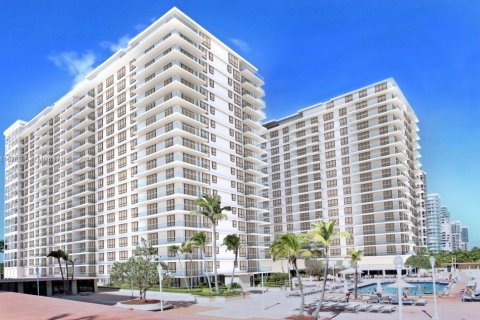 Condominio en venta en Bal Harbour, Florida, 2 dormitorios, 184.32 m2 № 1402613 - foto 1