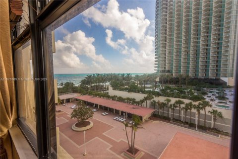 Condominio en venta en Bal Harbour, Florida, 2 dormitorios, 184.32 m2 № 1402613 - foto 21