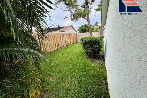 House in Coral Springs, Florida 4 bedrooms, 187.2 sq.m. № 1319204 - photo 3