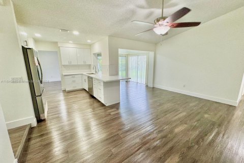 Villa ou maison à vendre à Coral Springs, Floride: 4 chambres, 187.2 m2 № 1319204 - photo 4