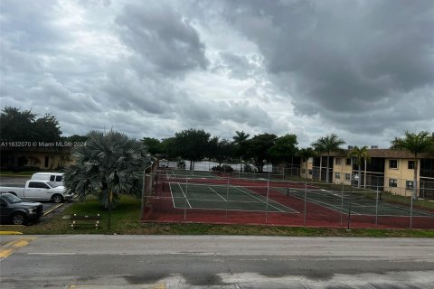 Condo in Hollywood, Florida, 1 bedroom  № 1292382 - photo 23