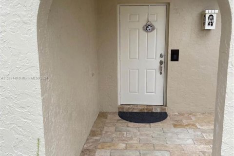 Townhouse in Hialeah, Florida 3 bedrooms, 146.97 sq.m. № 1029297 - photo 3