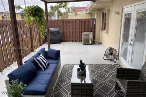 Townhouse in Hialeah, Florida 3 bedrooms, 146.97 sq.m. № 1029297 - photo 10