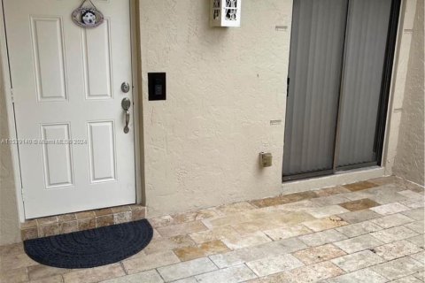 Townhouse in Hialeah, Florida 3 bedrooms, 146.97 sq.m. № 1029297 - photo 2