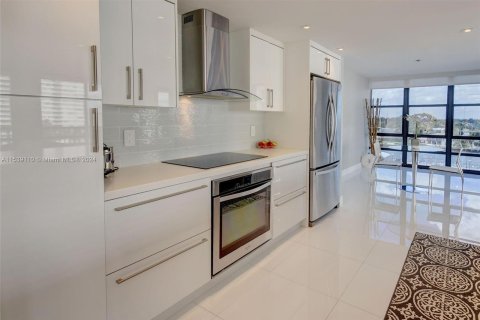 Condominio en venta en Hallandale Beach, Florida, 2 dormitorios, 126.35 m2 № 1029296 - foto 3