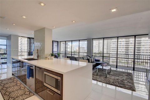 Condominio en venta en Hallandale Beach, Florida, 2 dormitorios, 126.35 m2 № 1029296 - foto 2