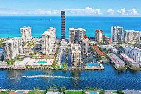 Condo in Hallandale Beach, Florida, 2 bedrooms  № 1029296 - photo 1