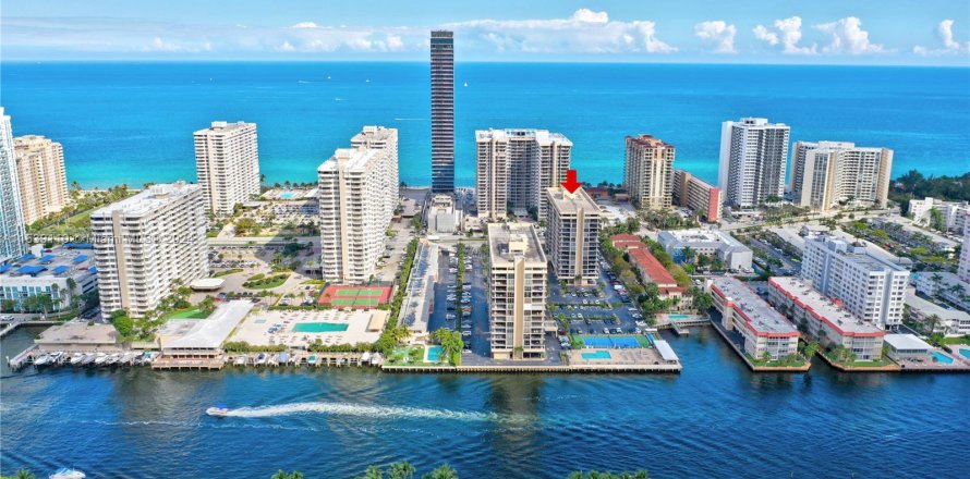 Condominio en Hallandale Beach, Florida, 2 dormitorios  № 1029296