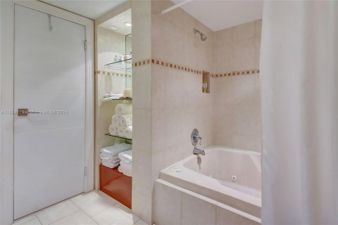 Condo in Hallandale Beach, Florida, 2 bedrooms  № 1029296 - photo 15