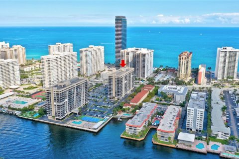 Condominio en venta en Hallandale Beach, Florida, 2 dormitorios, 126.35 m2 № 1029296 - foto 23