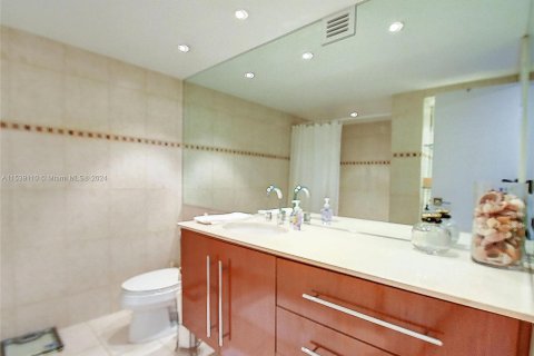 Condo in Hallandale Beach, Florida, 2 bedrooms  № 1029296 - photo 14