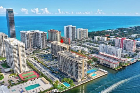 Condominio en venta en Hallandale Beach, Florida, 2 dormitorios, 126.35 m2 № 1029296 - foto 24