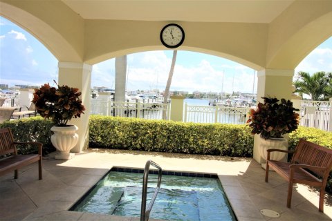 Condo in Lantana, Florida, 2 bedrooms  № 1038218 - photo 13