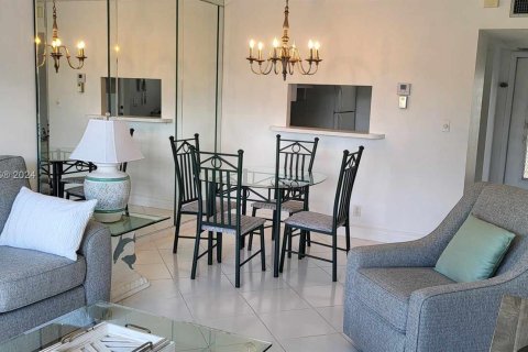 Condo in Lauderdale Lakes, Florida, 1 bedroom  № 1044936 - photo 4