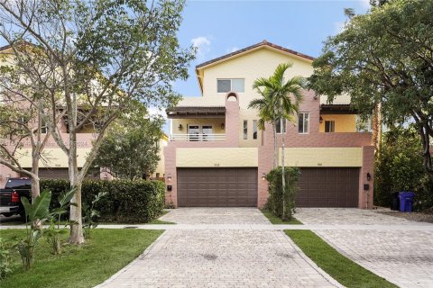 Townhouse in Fort Lauderdale, Florida 4 bedrooms, 260.22 sq.m. № 1044935 - photo 1