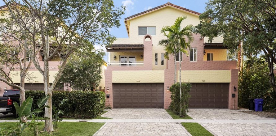 Townhouse in Fort Lauderdale, Florida 4 bedrooms, 260.22 sq.m. № 1044935