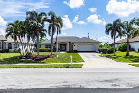 House in Cape Coral, Florida 3 bedrooms, 141.95 sq.m. № 1387216 - photo 26