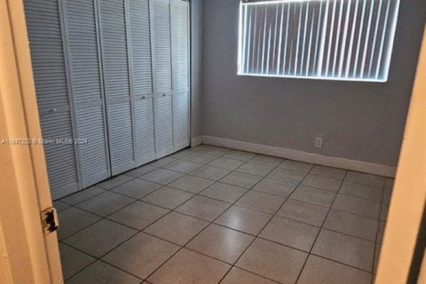 Condo in Tamarac, Florida, 2 bedrooms  № 1330847 - photo 11