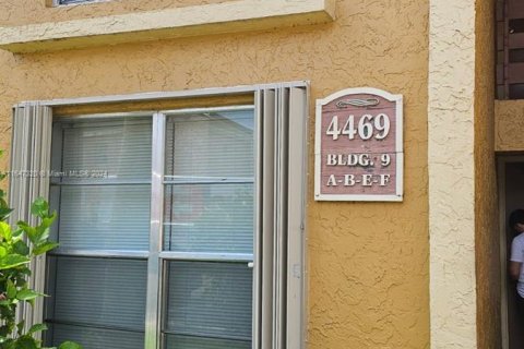 Condo in Tamarac, Florida, 2 bedrooms  № 1330847 - photo 3