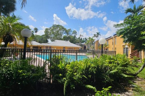 Condo in Tamarac, Florida, 2 bedrooms  № 1330847 - photo 1