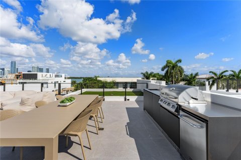 House in Miami, Florida 4 bedrooms № 1094933 - photo 14