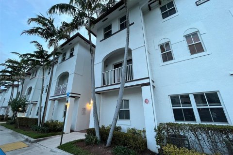 Купить кондоминиум в Дорал, Флорида 3 спальни, 113.99м2, № 1058501 - фото 1