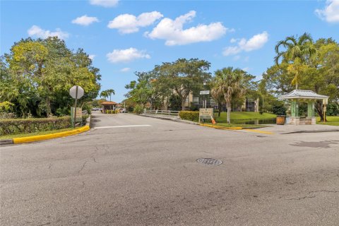 Condo in Lauderhill, Florida, 2 bedrooms  № 1050195 - photo 1