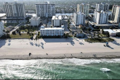 Condo in Hollywood, Florida, 1 bedroom  № 1021981 - photo 26