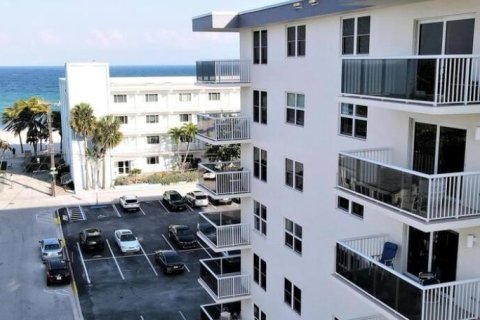 Condo in Hollywood, Florida, 1 bedroom  № 1021981 - photo 9