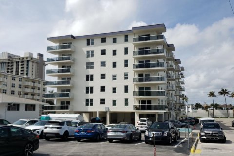 Condo in Hollywood, Florida, 1 bedroom  № 1021981 - photo 27