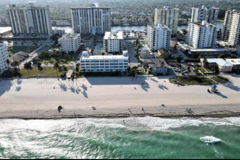 Condo in Hollywood, Florida, 1 bedroom  № 1021981 - photo 12