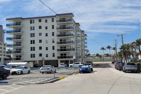 Condo in Hollywood, Florida, 1 bedroom  № 1021981 - photo 24