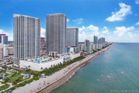 Condo in Hallandale Beach, Florida, 1 bedroom  № 1408337 - photo 4