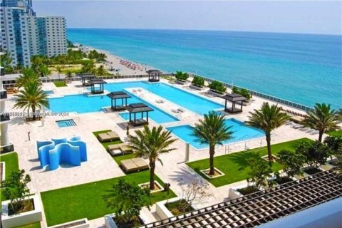 Condo in Hallandale Beach, Florida, 1 bedroom  № 1408337 - photo 1