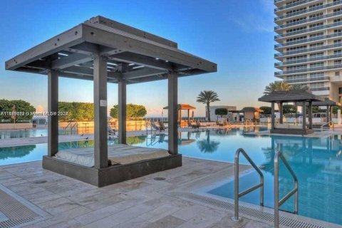 Condo in Hallandale Beach, Florida, 1 bedroom  № 1408337 - photo 17