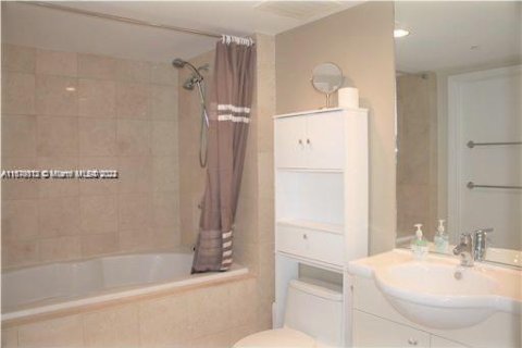 Condo in Hallandale Beach, Florida, 1 bedroom  № 1408337 - photo 15