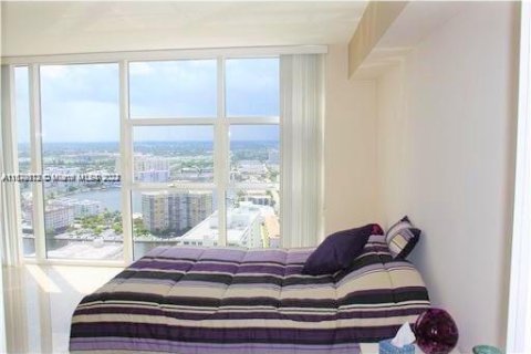 Condo in Hallandale Beach, Florida, 1 bedroom  № 1408337 - photo 11