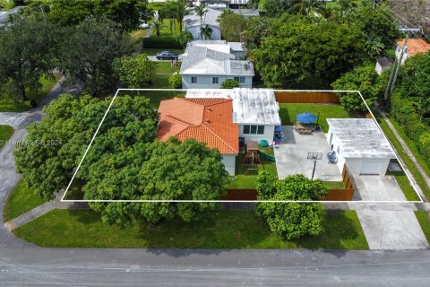 House in Miami Springs, Florida 4 bedrooms, 173.91 sq.m. № 1408378 - photo 18