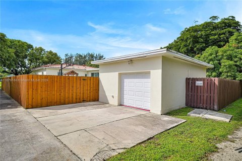 Villa ou maison à vendre à Miami Springs, Floride: 4 chambres, 173.91 m2 № 1408378 - photo 15