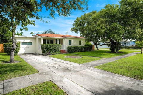 House in Miami Springs, Florida 4 bedrooms, 173.91 sq.m. № 1408378 - photo 13