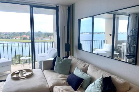 Condo in West Palm Beach, Florida, 1 bedroom  № 1065295 - photo 11