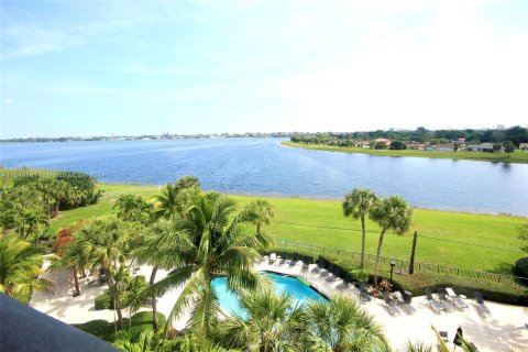 Condo in West Palm Beach, Florida, 1 bedroom  № 1065295 - photo 4