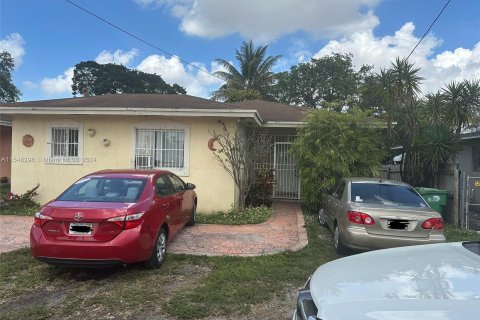 House in Opa-locka, Florida 3 bedrooms, 135.08 sq.m. № 1058529 - photo 1